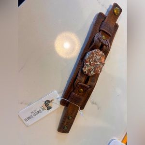 Gorgeous boho leather bracelet with agate stone.